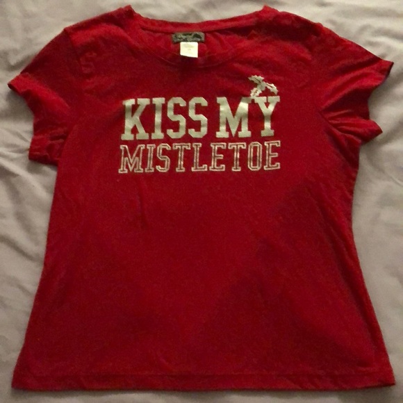 Digital Clothing red “kiss my mistletoe” t-shirt - Picture 1 of 4